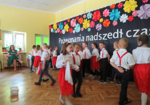 Taniec dzieci z grupy Smerfów.